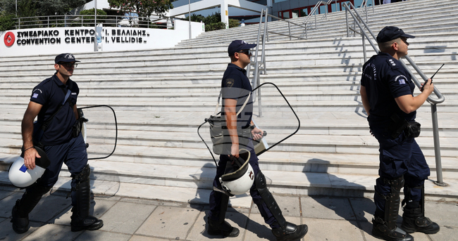 Двама са убитите и над 10 ранените при стрелбата вчера на о.Крит заради семейна вражда, съобщи гръцката полиция