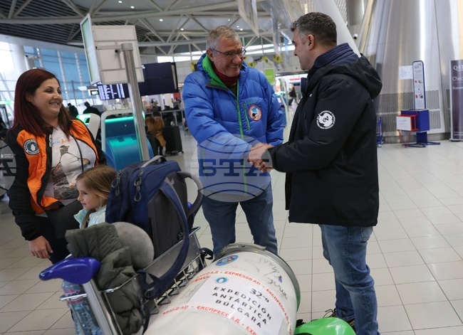 Летище София - участници в 32-рата Национална антарктическа експедиция - заминаване