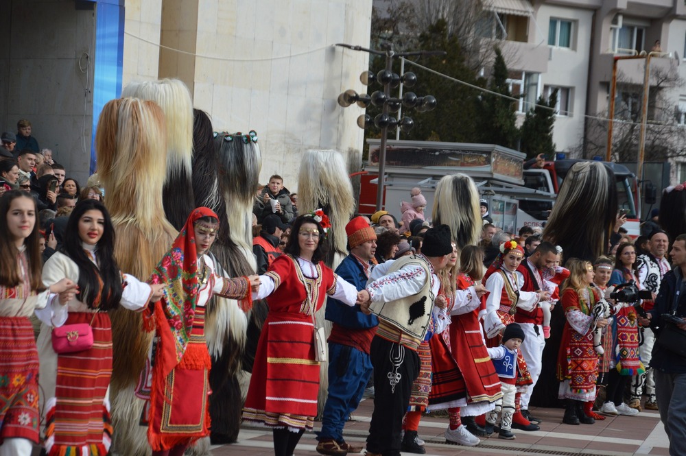 Звън на чанове, атрактивни персонажи и митични герои изпълниха пл. „Георги Измирлиев“ в Благоевград по време на „Кукерски игри в Пиринско“