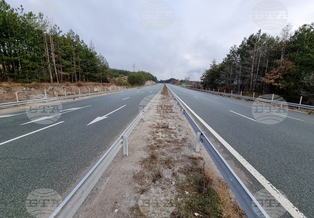 Затруднено е движението по автомагистрала "Хемус" в района на Игнатиево заради катастрофа