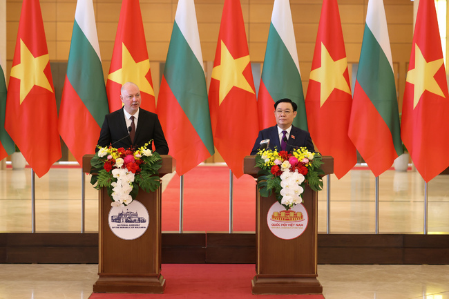 Bulgarian Parliament Chair Holds Tete-a-tete Meeting with Vietnamese Counterpart Vuong Dinh Hue