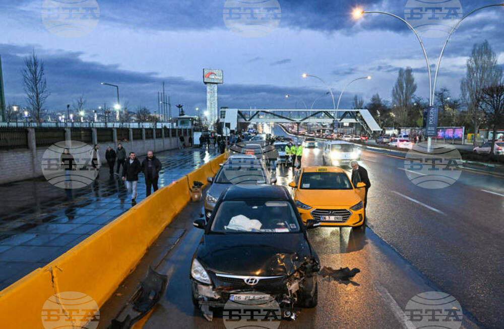 Трима ранени при верижна катастрофа с 26 автомобила в Анкара