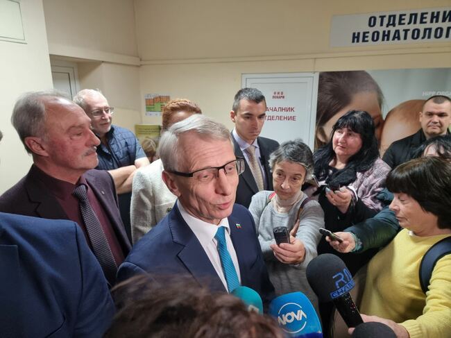 Премиерът Николай Денков посети държавната болница „Д-р Стамен Илиев“ в Монтана и обеща подкрепа за децата и учениците