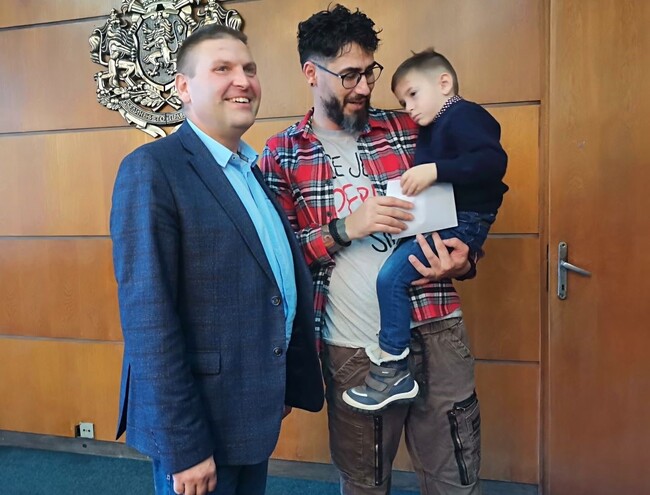 Кметът на Плевен награди победителя, извадил кръста на Богоявление