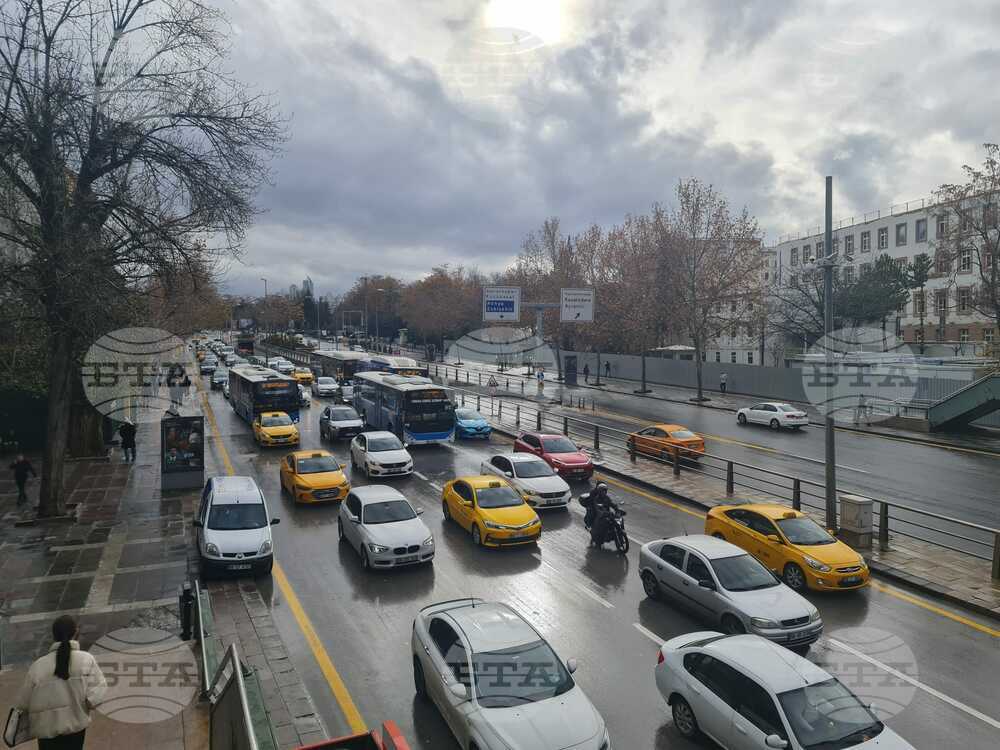 Проливни дъждове затрудниха трафика в Анкара