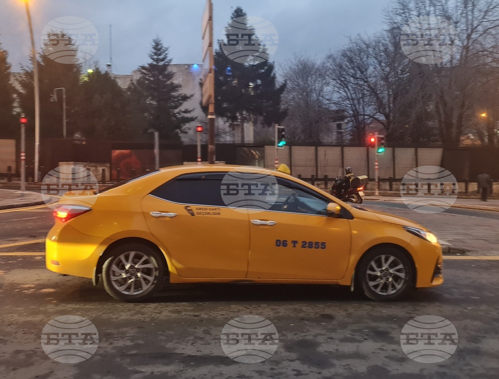 Увеличават цените за градския транспорт и такситата в Истанбул