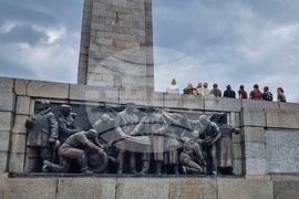 Паметник - млади хора