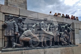 Паметник - млади хора