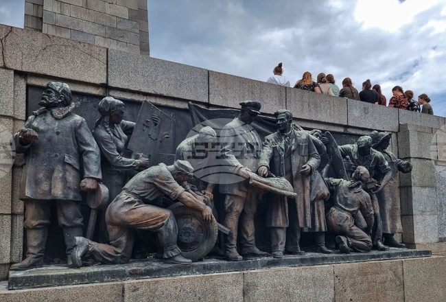 Паметник - млади хора