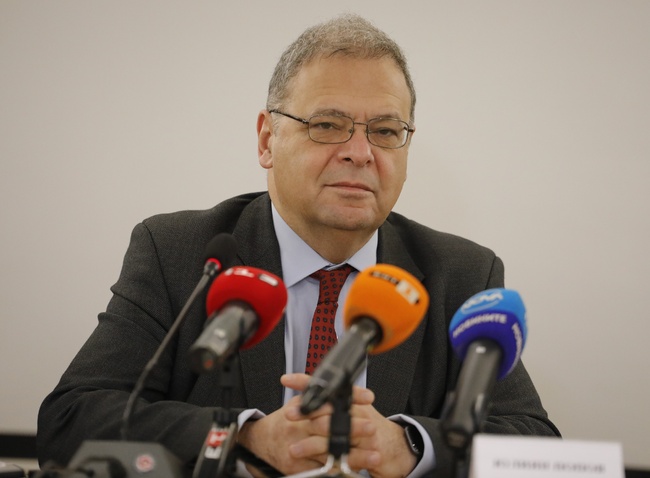 Защитата на Черноморието няма да се реши с една забрана, каза министърът на околната среда и водите Юлиян Попов