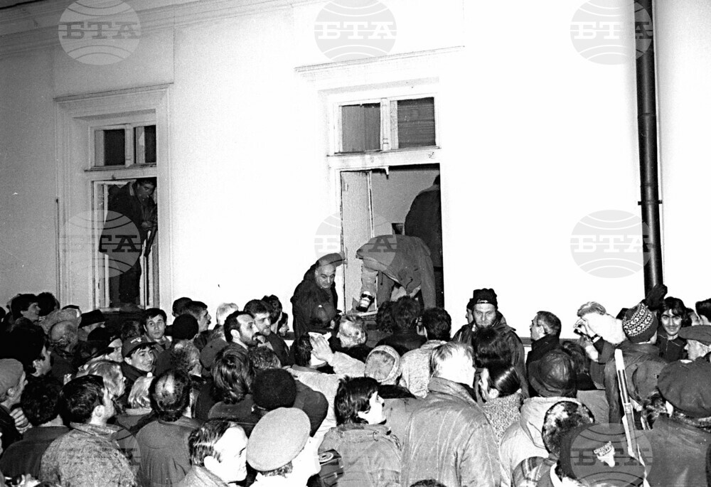 Протестът на 10 януари 1997 г. - какво разказват архивите на БТА за събитията пред парламента преди 27 години