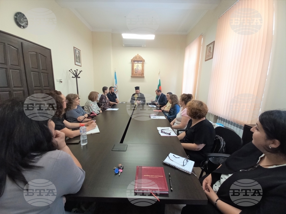 С благословението на патриарх Неофит се състоя среща на епархийското ръководство с учителите по религия и в неделните училища