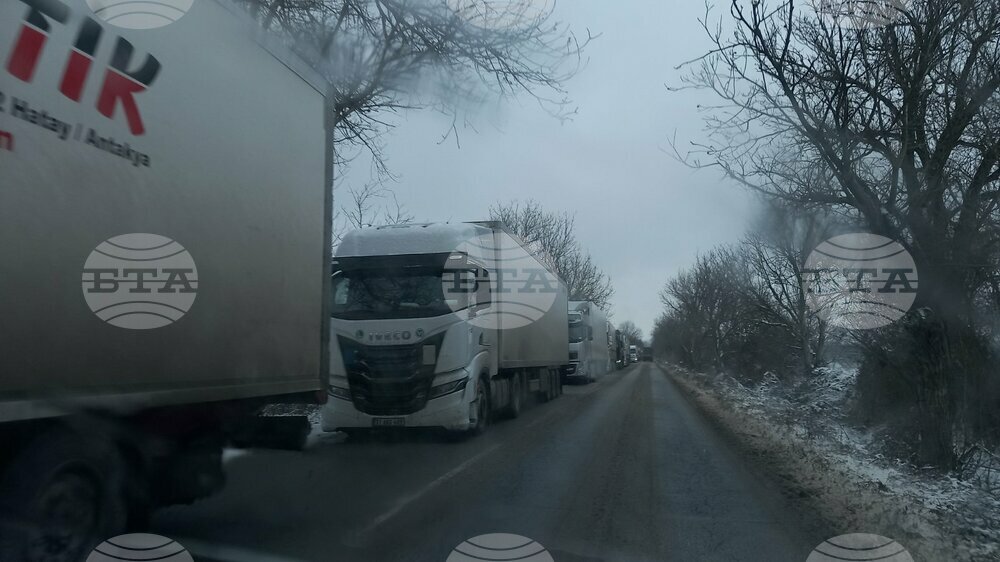 Инцидент с тирове затруднява движението по път II - 13 в района на Кнежа
