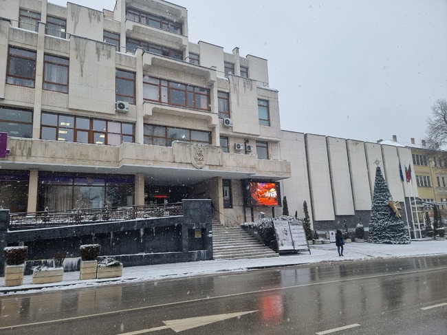 Община Велико Търново осигурява топъл чай в мразовитите утрини през следващите два дни в шатра в центъра на града
