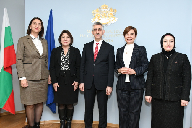 МОН: България и Турция обсъждат възможностите за съвместни дейности в образованието и науката