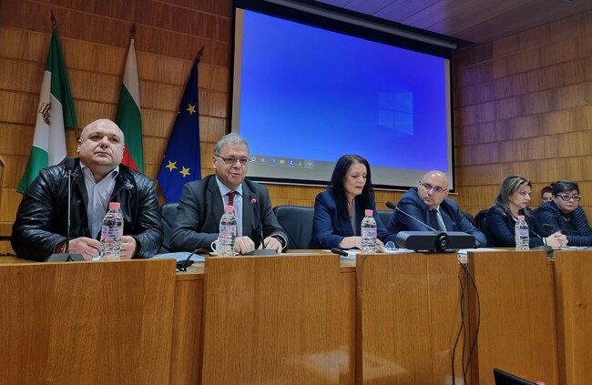 До края на февруари очакваме да приключим с междинния доклад по проблема с миризмите, каза в Разград министър Юлиян Попов