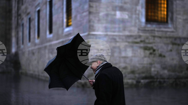 Интензивни валежи и силни ветрове в Турция имаше и тази нощ; значителни наводнения в западната част на страната 