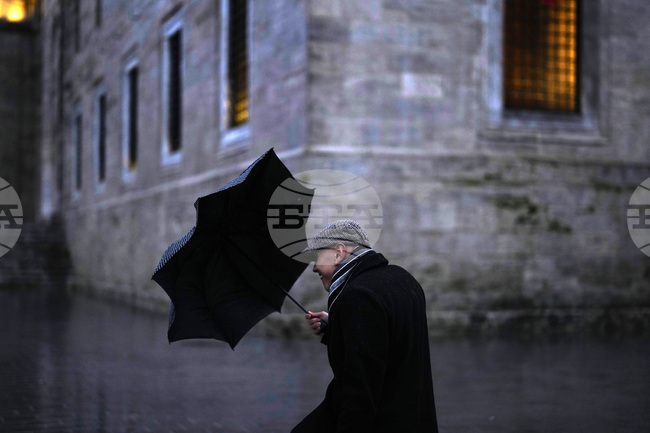 Интензивни валежи и силни ветрове в Турция имаше и тази нощ; значителни наводнения в западната част на страната 