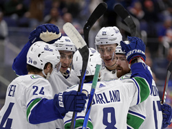 Canucks Islanders Hockey