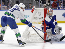 Canucks Islanders Hockey