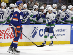 Canucks Islanders Hockey