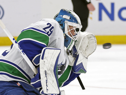 Canucks Islanders Hockey