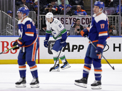 Canucks Islanders Hockey