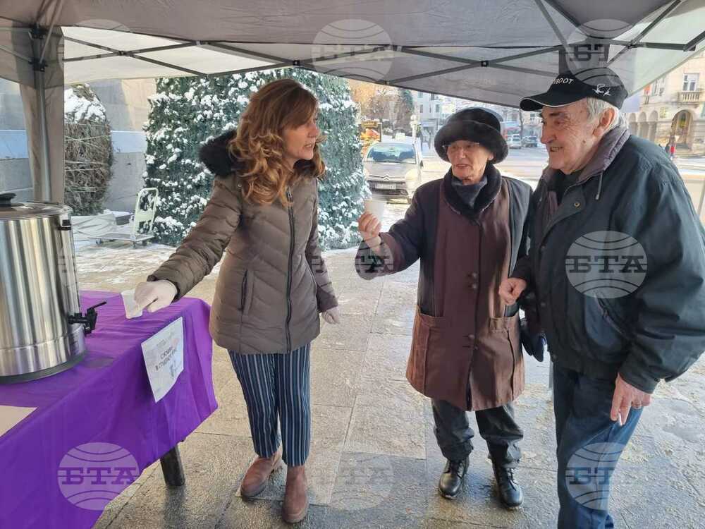 В днешното мразовито утро десетки великотърновци получиха чаша топъл чай в центъра на града