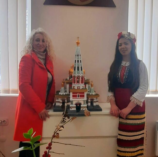 По повод 146-ата годишнина от освобождението на Шипка ученичка от града изработи макет на Шипченския манастир "Св. Рождество Христово"