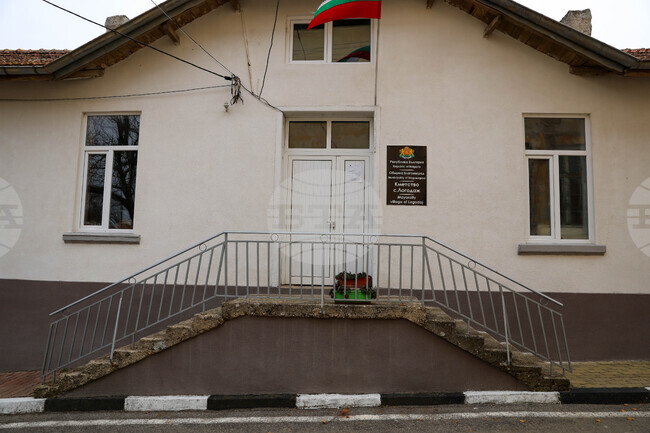 Десет фирми са заявили интерес към извършване на строително-монтажни работи и саниране на сградата на кметството в благоевградското село Логодаж