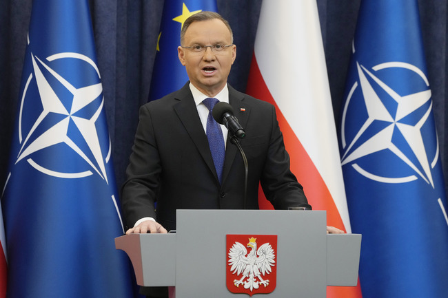 Полският президент помилва двама бивши министри, които след това бяха освободени от затвора
