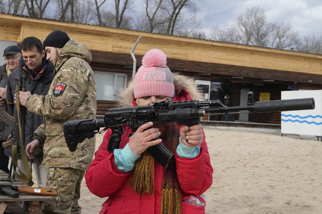 Трима цивилни са загинали при взрив на мина в Източна Украйна, каза говорителят на милицията на самопровъзгласилата се за независима Донецка народна република
