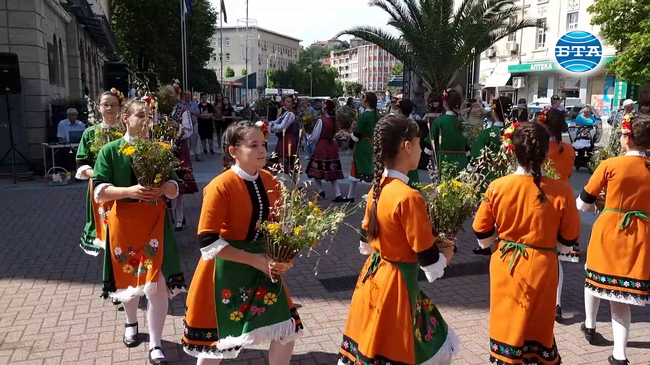 С арка от билки, концерт и езда в Хасково отбелязаха Еньовден 