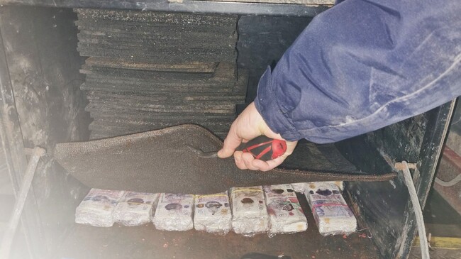 Агенция „Митници“: Недекларирана валута за близо 900 000 лева откриха митническите служители на МП Капитан Андреево