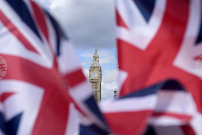 Мъж е арестуван след "обидни писма" с екскременти, изпратени до британски депутати 