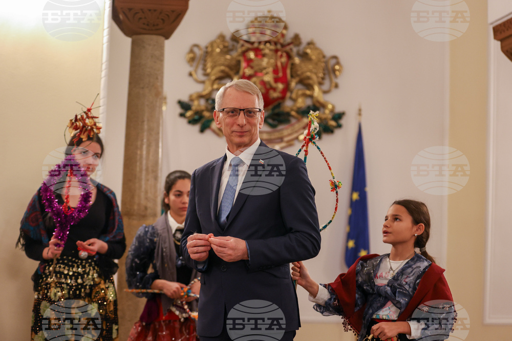 Students from Shumen Greet PM Denkov on Roma New Year