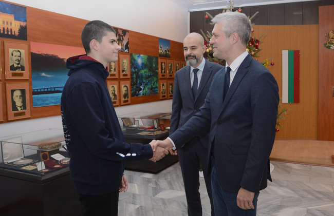 Община Варна: Кметът Благомир Коцев връчи монета, реплика на най-старото злато, на ученика Дамян Накев, спечелил златен медал на математическото състезание в Малайзия