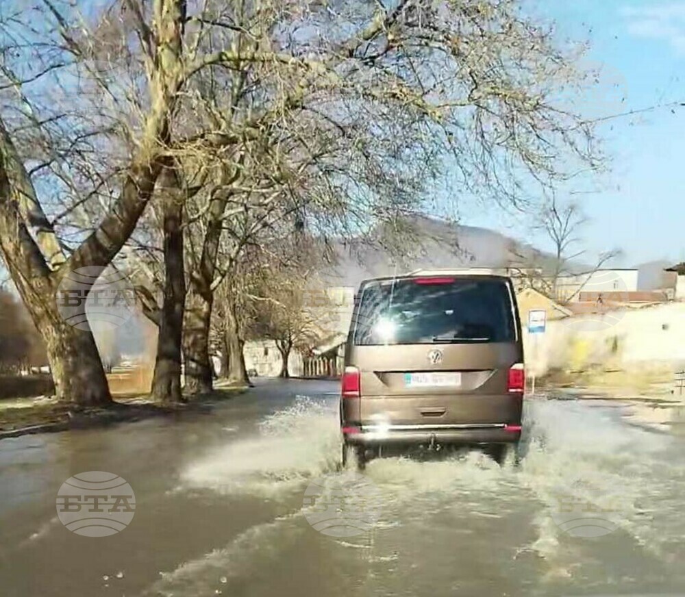 Аварира нов водопровод в Сливен, строителят отстранява аварията