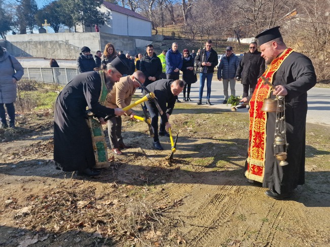 С първа копка бе дадено началото на строителни дейности за изграждане на тротоарна пешеходна алея в Сандански