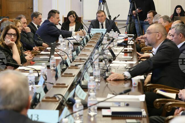 Членове на парламентарната комисия по здравеопазване коментираха решението на министър Христо Хинков да не бъде на поста след ротацията