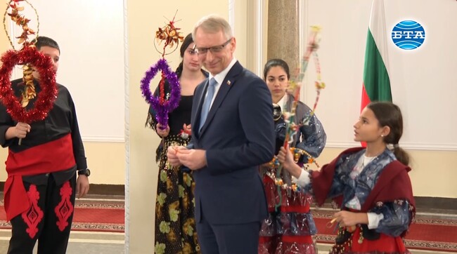 Ученици от Шумен сурвакаха премиера Николай Денков и пресъздадоха празника Василица, почитан от ромската общност за начало на Новата година