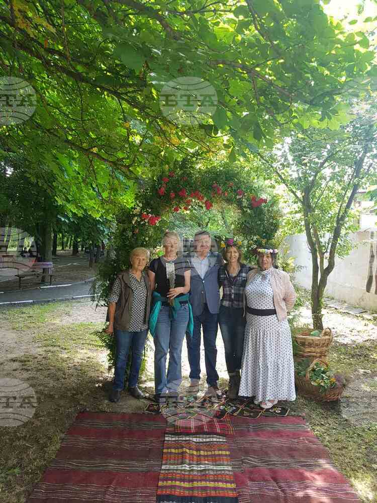 С изложение на билки и дегустация на чай отбелязаха Еньовден в сливенското село Бяла