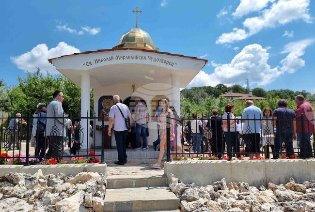 Село Енчец - параклис - освещаване