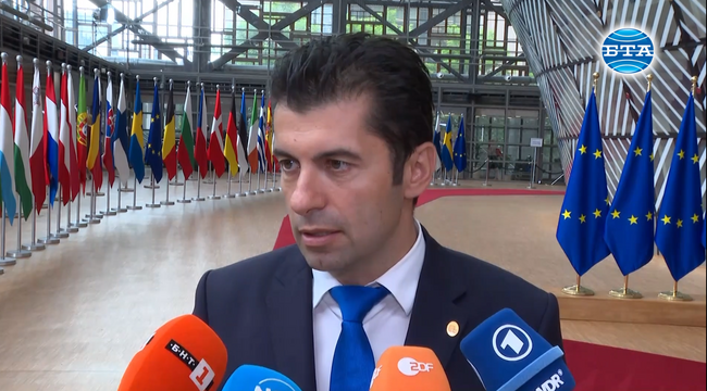 Всички ни поздравиха, че взехме проевропейска позиция, заяви премиерът Петков след заседанието на Европейския съвет