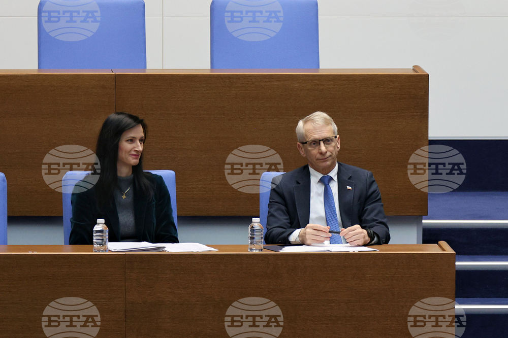 Poll: Bulgarians Do Not Expect Major Changes in Government Policy after Rotation