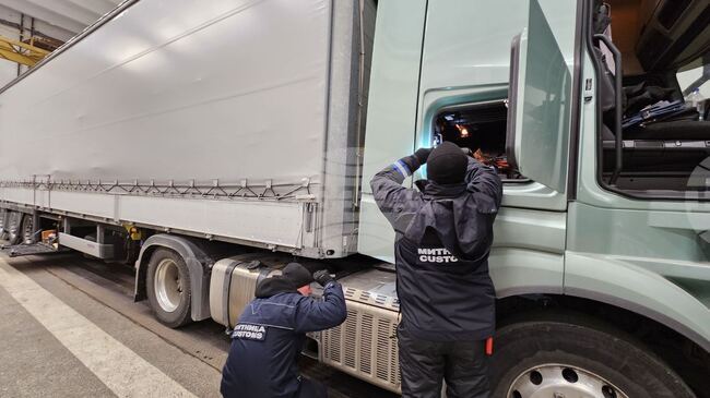 Близо 40 тона контрабандни зеленчуци задържаха митничари на "Капитан Андреево" при проверки на три товарни автомобила