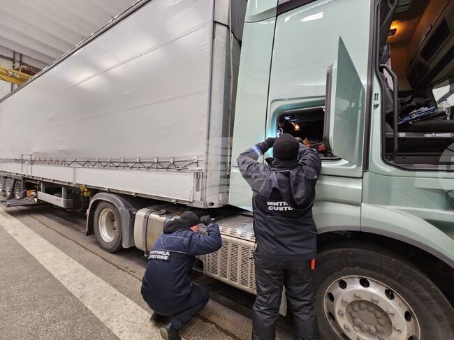 Митничари пресякоха опит за контрабанда на хранителни продукти през "Капитан Андреево"