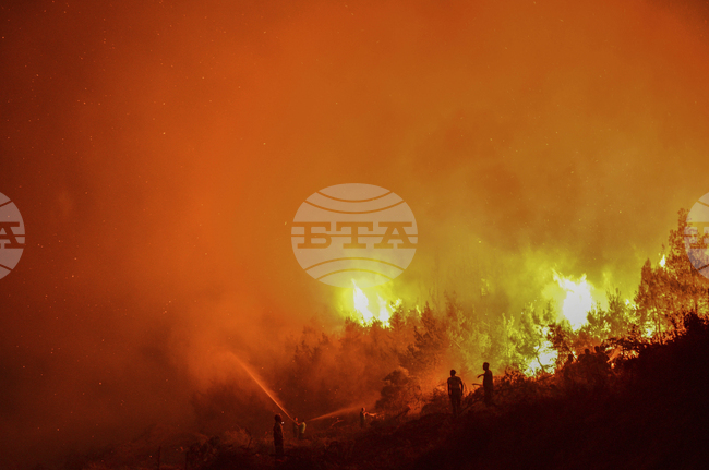 Поне двама души са загинали в големия пожар край кипърския град Лимасол