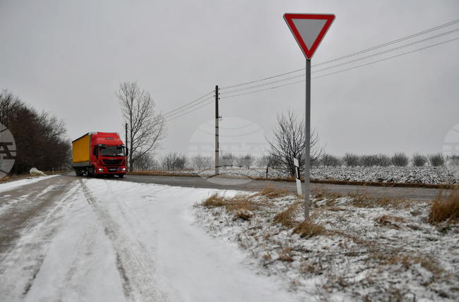 Повече от 700 снегопочистващи машини обработват настилките от републиканската пътна мрежа, съобщиха от МРРБ