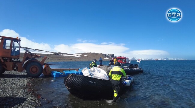 Третата група участници в 32-ата Национална антарктическа експедиция успешно пристигна на остров Кинг Джордж 
